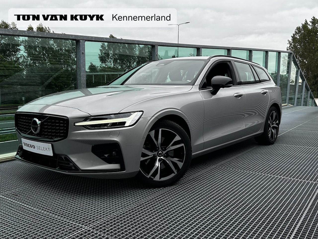 Volvo V60 - 2.0 B3 Plus Dark Panoramadak, 360 gr. Camera, Park assist V+A, Harman-Kardon Premium Audio - AutoWereld.nl