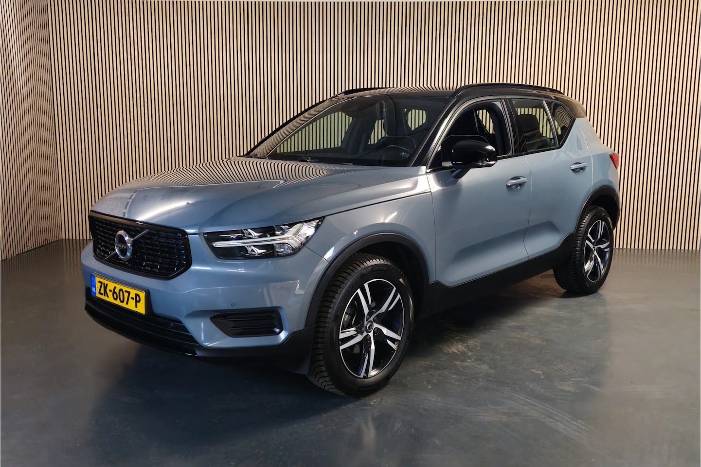 Volvo XC40 - 1.5 T3 R-Design - Stoelverwarming voor en achter -  Stuurverwarming - Apple Carplay/ Andro - AutoWereld.nl