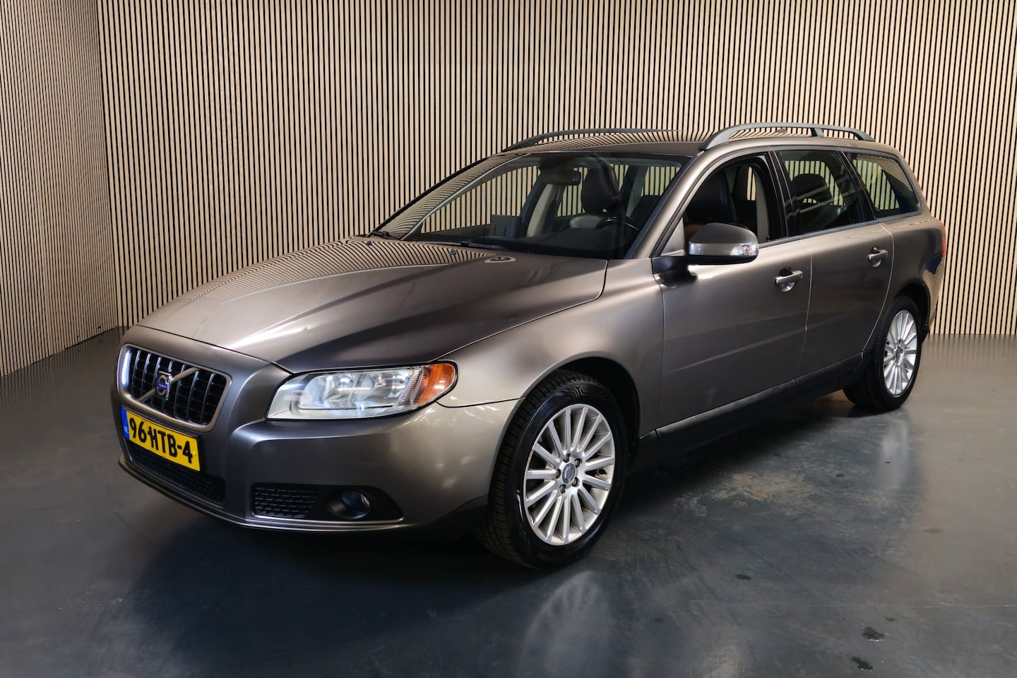 Volvo V70 - 2.0 Kinetic - Cruise control - Airco - Parkeersensoren - AutoWereld.nl