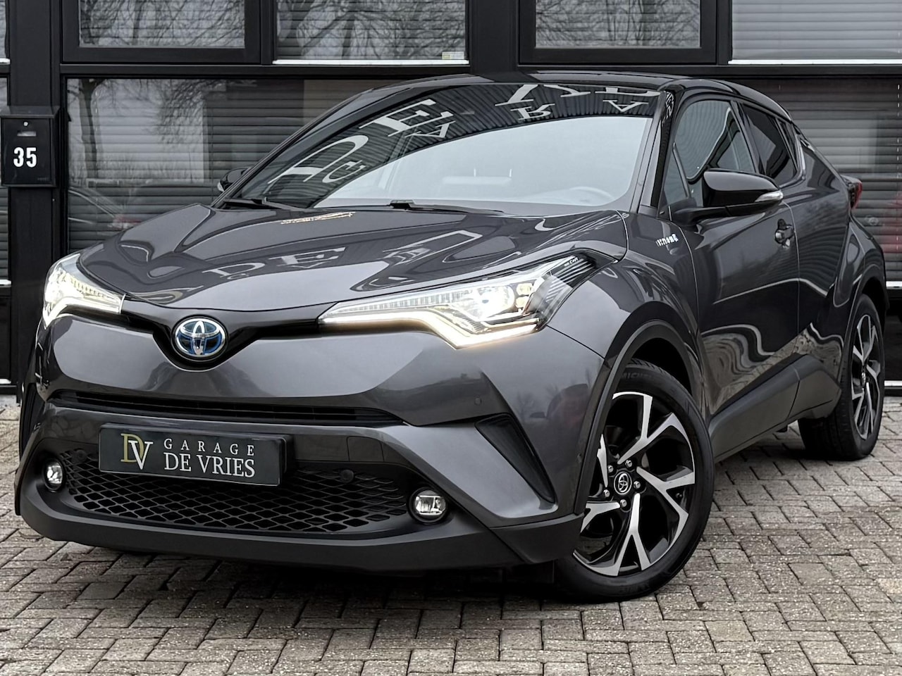 Toyota C-HR - 1.8 Hybrid Bi-Tone ACC Lane JBL Leder Camera Full LED Garantie - AutoWereld.nl