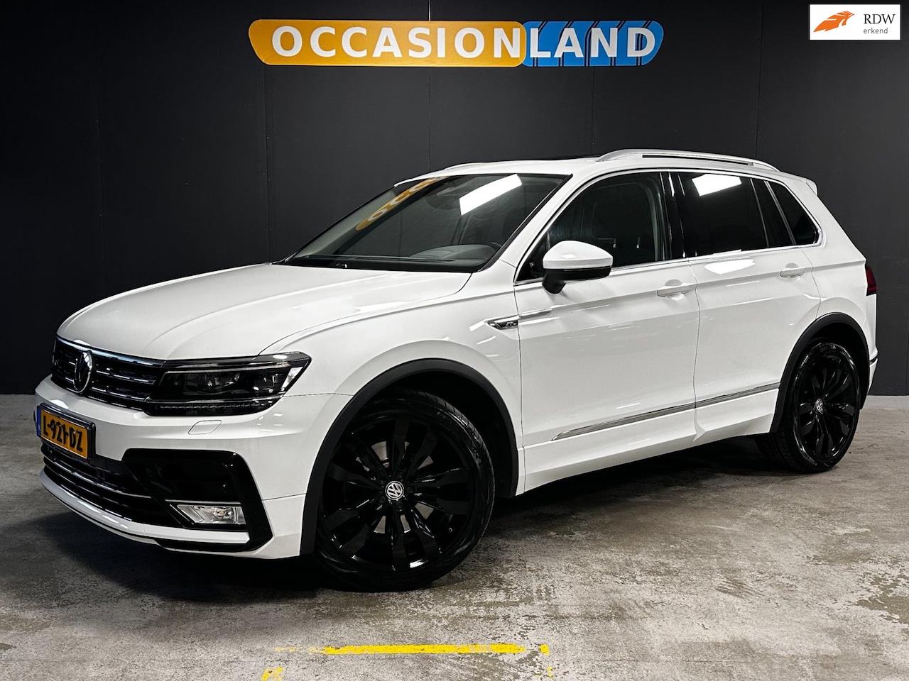 Volkswagen Tiguan - 2.0 TSI 4Motion Highline R |PANO|HUD|VIRTUAL|ACC| - AutoWereld.nl