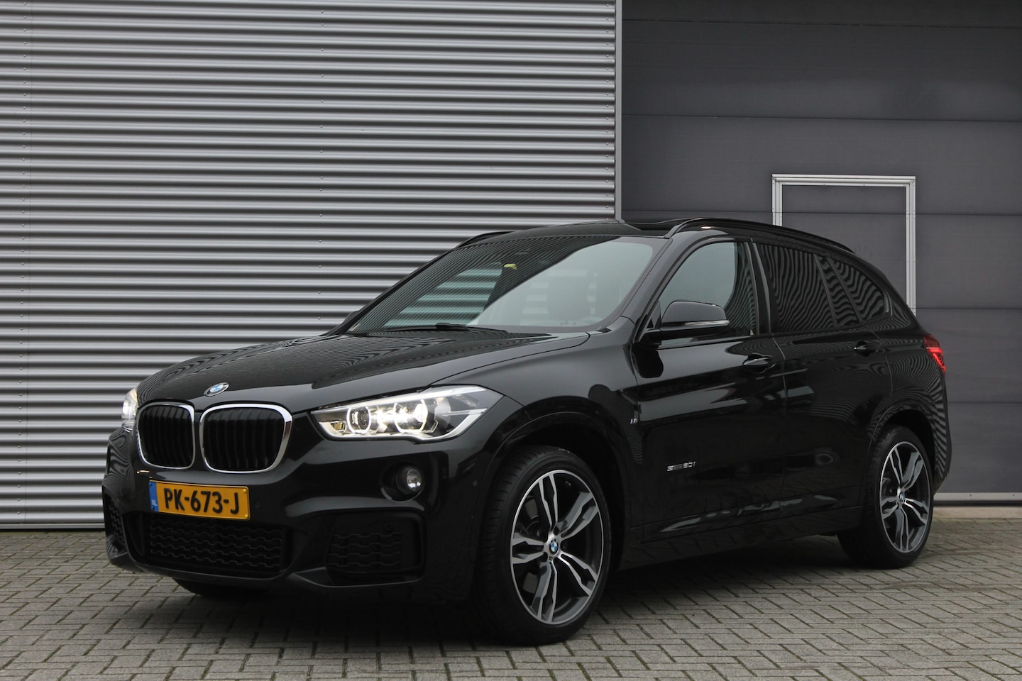 BMW X1 - sDrive20i High Executive I AUT. I M-PAKKET I PANO.DAK I LEDER I HUD - AutoWereld.nl