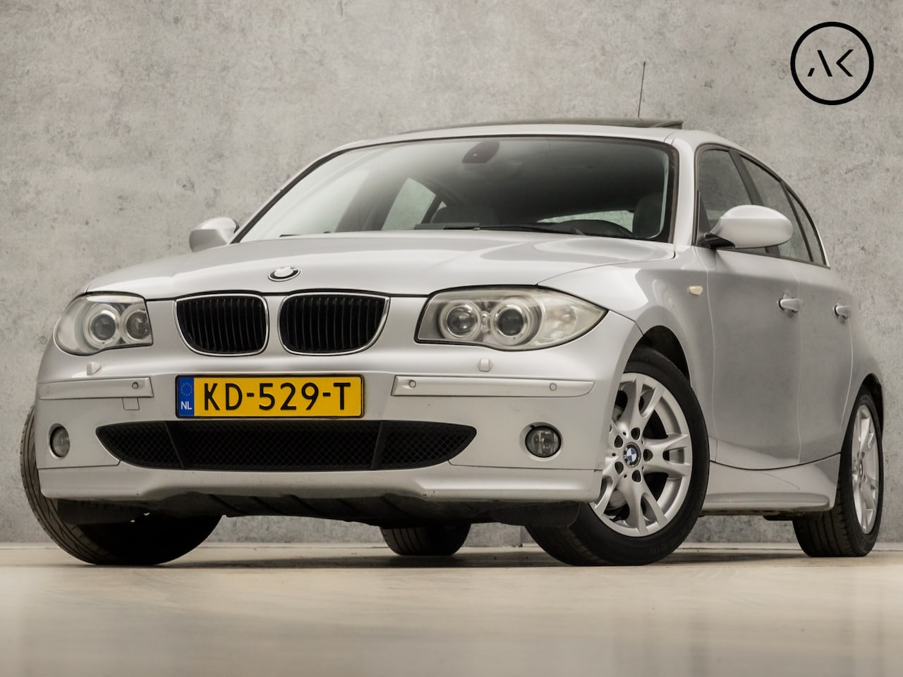 BMW 1-serie - 120i Sport 150Pk Automaat (SCHUIFDAK, YOUNGTIMER, NAVIGATIE, STOELVERWARMING, LEDEREN SPOR - AutoWereld.nl