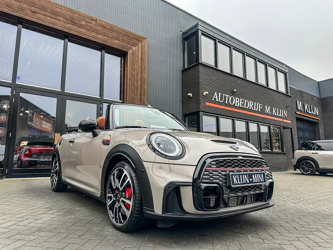 MINI Cabrio - Mini 2.0 John Cooper Works F1 aut 231pk Rooftop grey/bruin leer/camera/uniek/btw - AutoWereld.nl