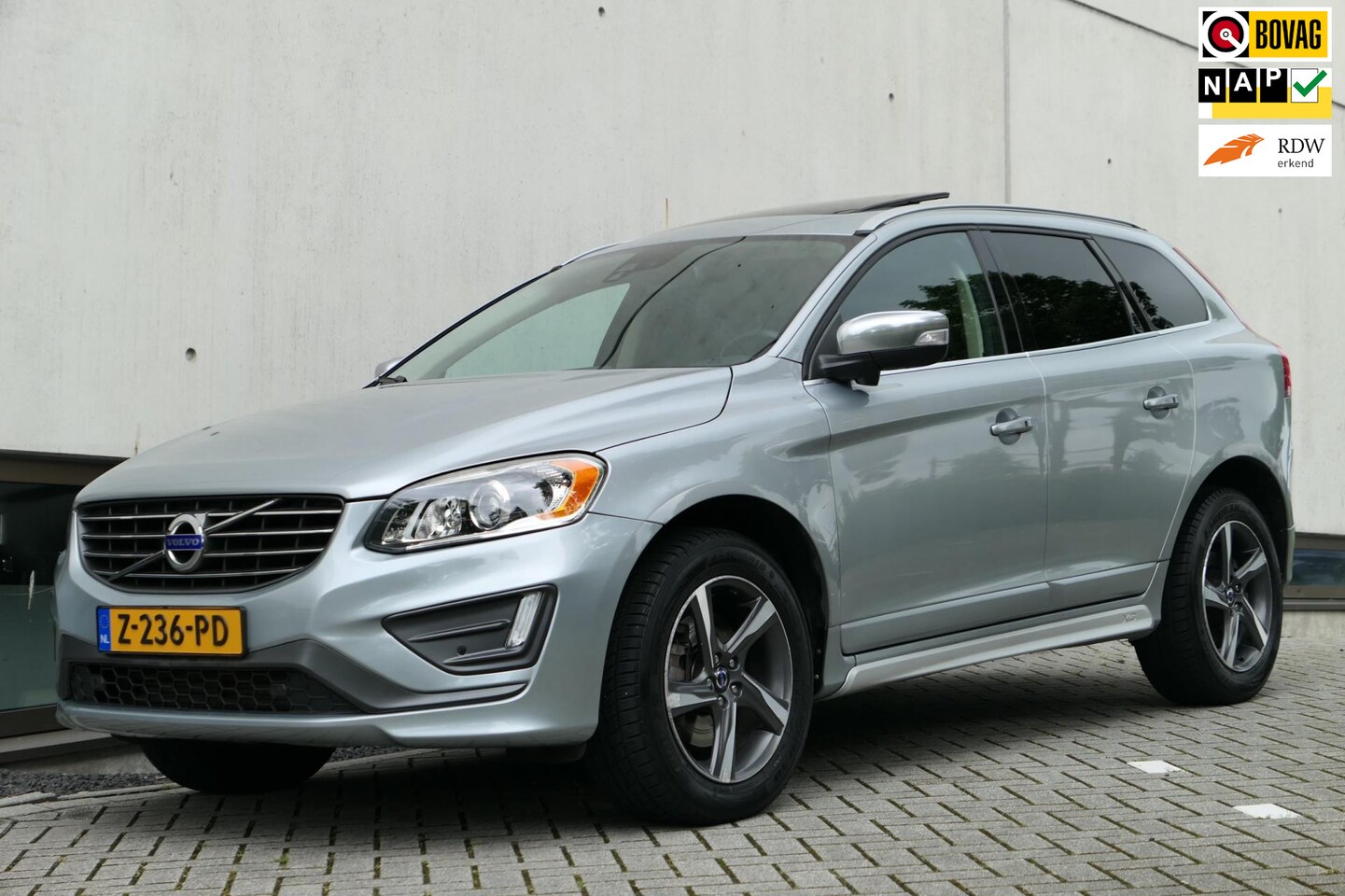 Volvo XC60 - 3.0 T6 AWD R-Design Facelift Pano Carplay Cruise Leder keyless-Go - AutoWereld.nl