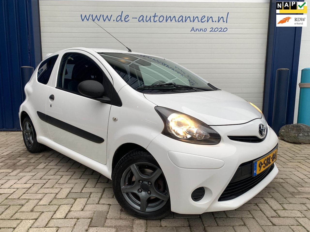 Toyota Aygo - 1.0 VVT-i Now 3-drs / AIRCO / SPOILER / DONKER GLAS - AutoWereld.nl