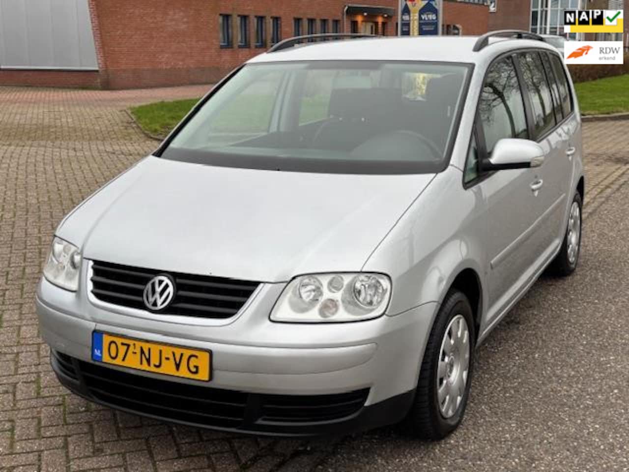 Volkswagen Touran - 1.6-16V FSI Trendline 7-Pers.! Motor houdt in! Airco Cruiseconttrol ABS Trekhaak Dealerond - AutoWereld.nl