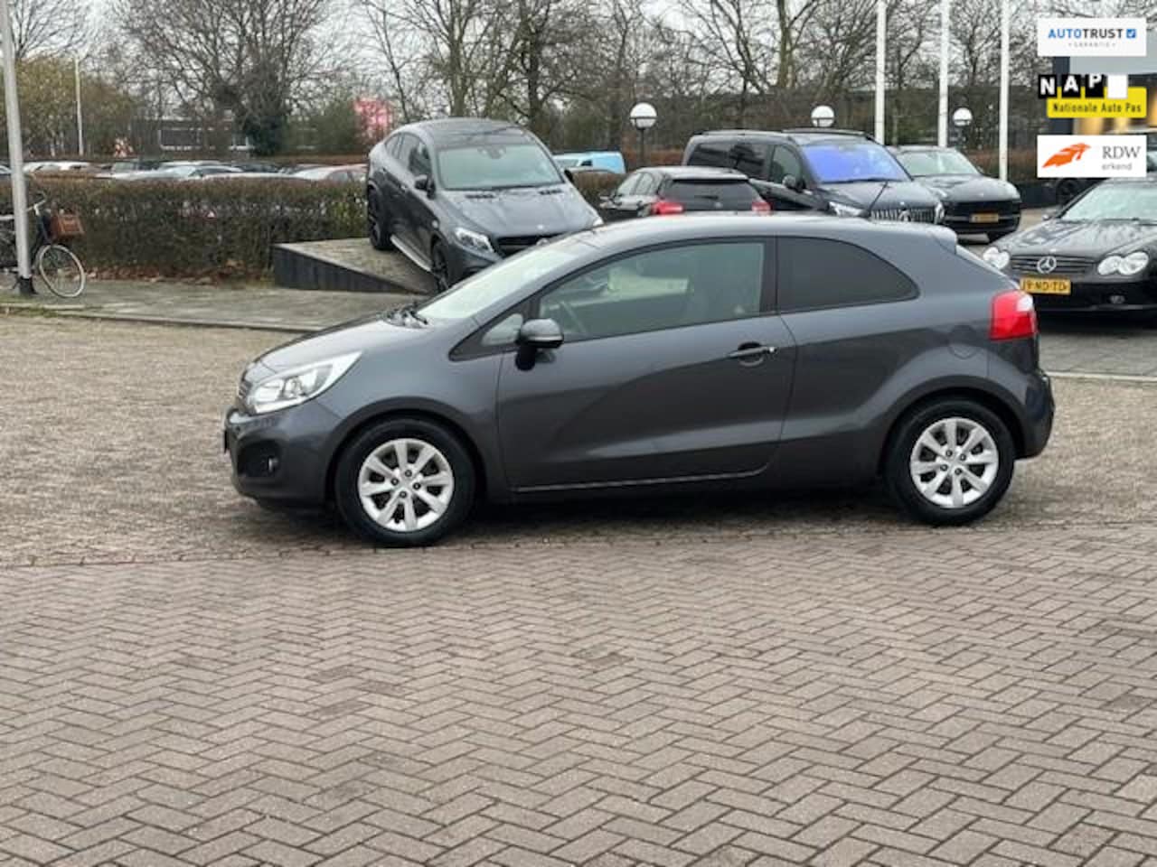 Kia Rio - 1.2 CVVT Super Pack 1.2 CVVT Super Pack,bj.2013,kleur:grijs,1e eigenaar ! NAP met 89375 km.en APK tot 12/2025, - AutoWereld.nl