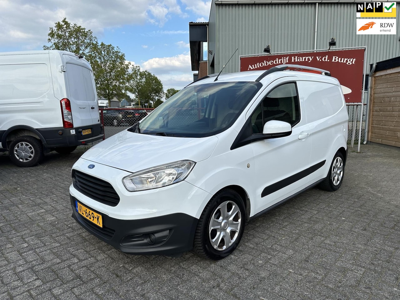 Ford Transit Courier - 1.5 TDCI Trend Euro 5 | Airco | Navigatie - AutoWereld.nl