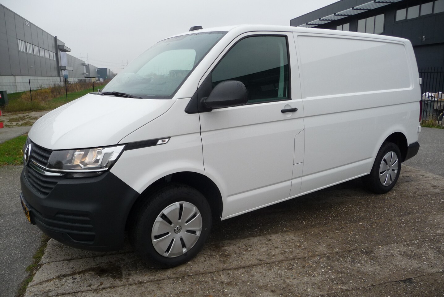 Volkswagen Transporter - 90 pk 2.0 TDI L1H1 26 Economy Business deurtjes, bank, carplay, cruise - AutoWereld.nl