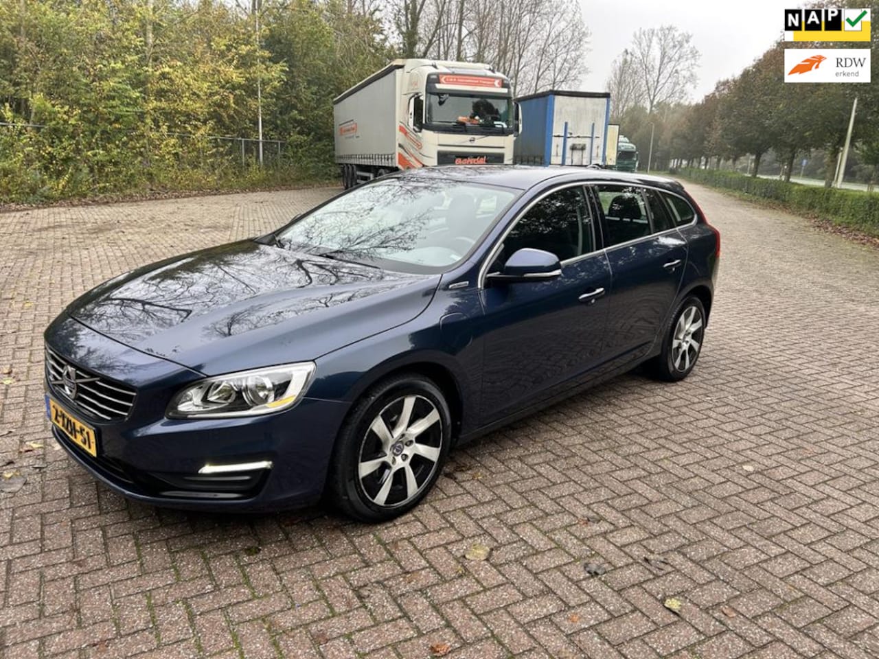 Volvo V60 - 2.4 D6 AWD Plug-In Hybrid Momentum 2014! Mooie AUTO! NAVI! - AutoWereld.nl