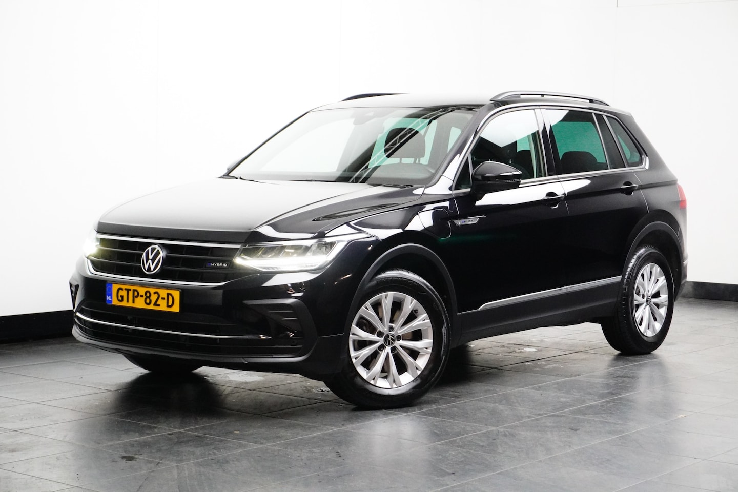 Volkswagen Tiguan - 1.4 TSI eHybrid | Camera | Elekt. A.klep | NAvi - AutoWereld.nl