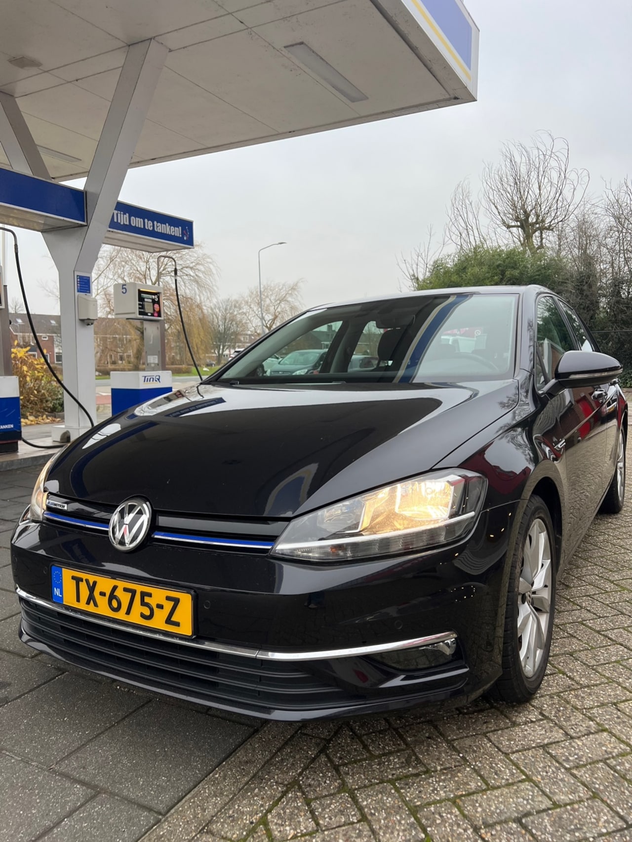 Volkswagen Golf - 1.5 TSI Highline / Parkeersensoren / Cruise Control / Navi / Bluetooth - AutoWereld.nl