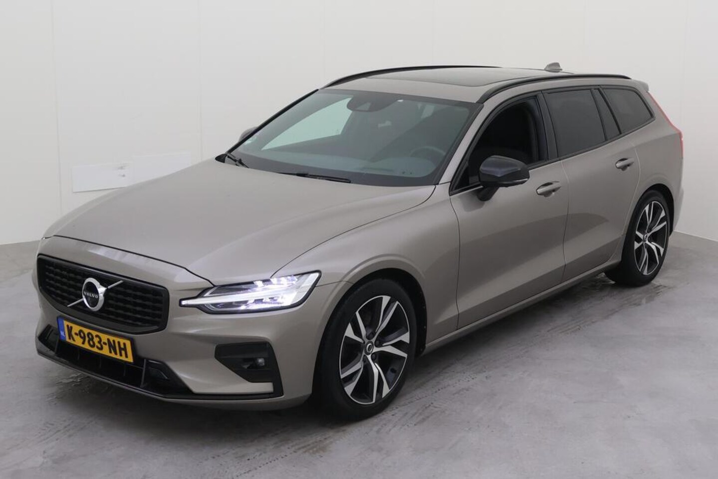 Volvo V60 - 2.0 B3 R-Design PANO|HUD|360CAM|H/K|TREKHAAK - AutoWereld.nl