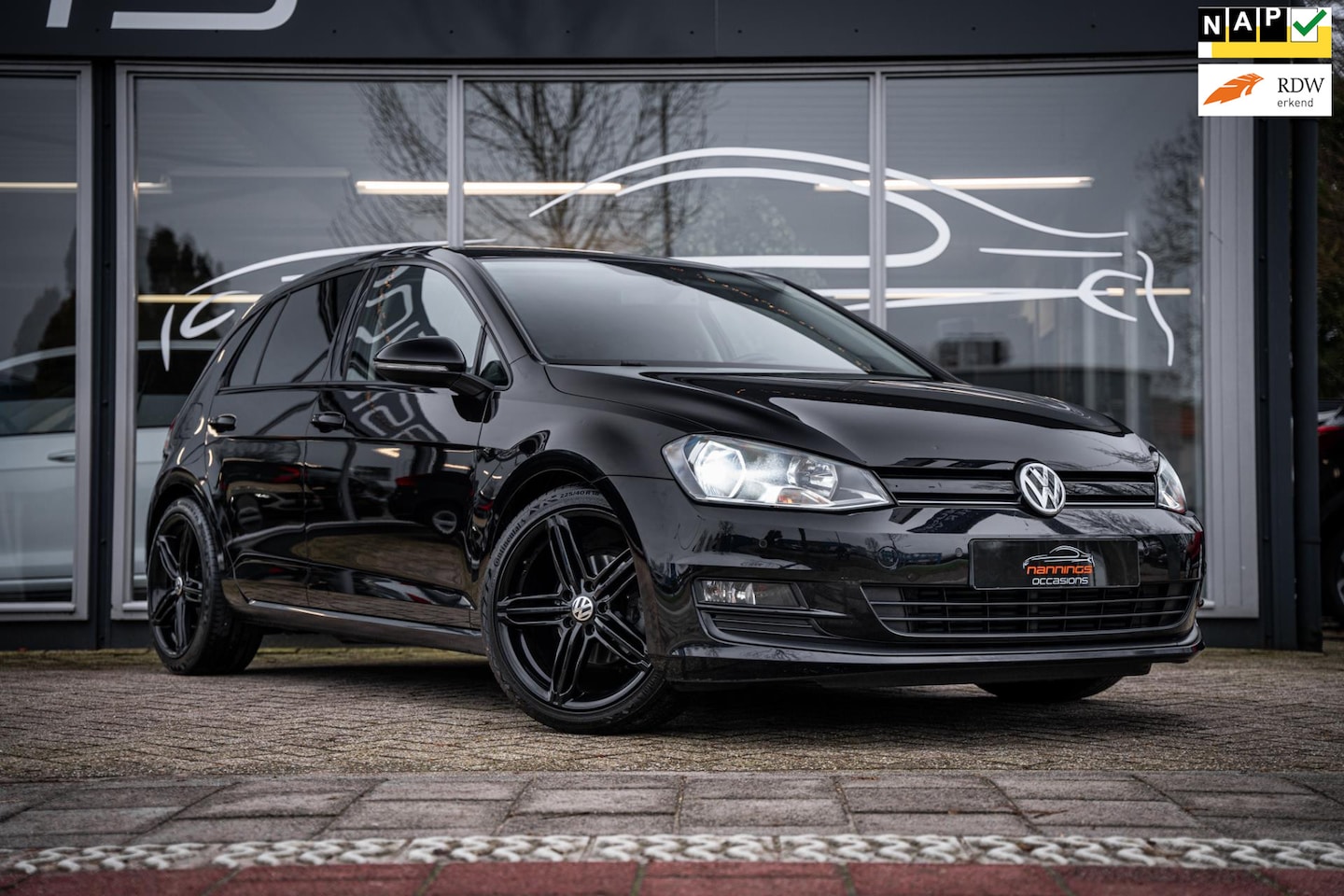 Volkswagen Golf - 1.0 TSI Comfortline|Carplay|Automaat|Leder|Stoelverw|DAB|Black on Black - AutoWereld.nl