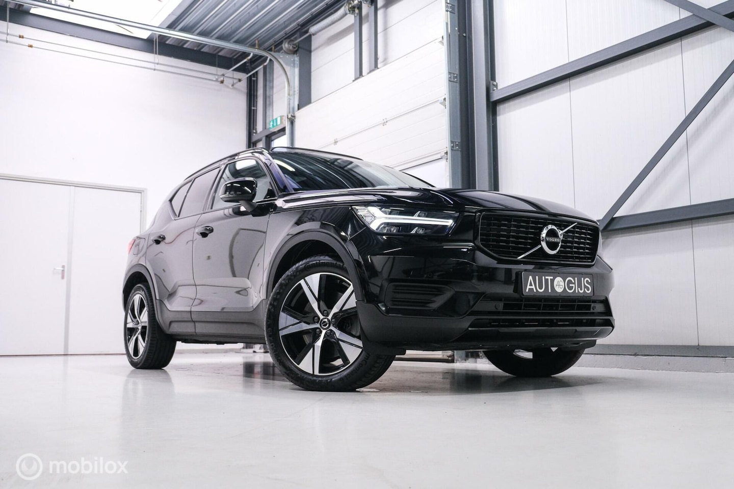 Volvo XC40 - 1.5 T5 Recharge R-Design | Panorama | HK audio | Leder | Trekhaak | NAP | 1e eigenaar | - AutoWereld.nl