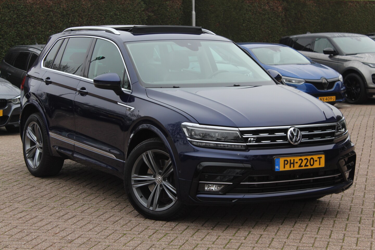 Volkswagen Tiguan - 2.0 TSI 4Motion Highline / Panoramadak / Camera / Head-up / 19'' / Keyless / DAB / Apple C - AutoWereld.nl