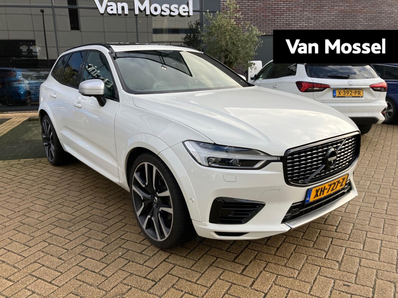 Volvo XC60 - 2.0 T8 Twin Engine AWD R-Design | VERWACHT | PANORAMADAK | BOWERS & WILKINS AUDIO | BLIS | - AutoWereld.nl