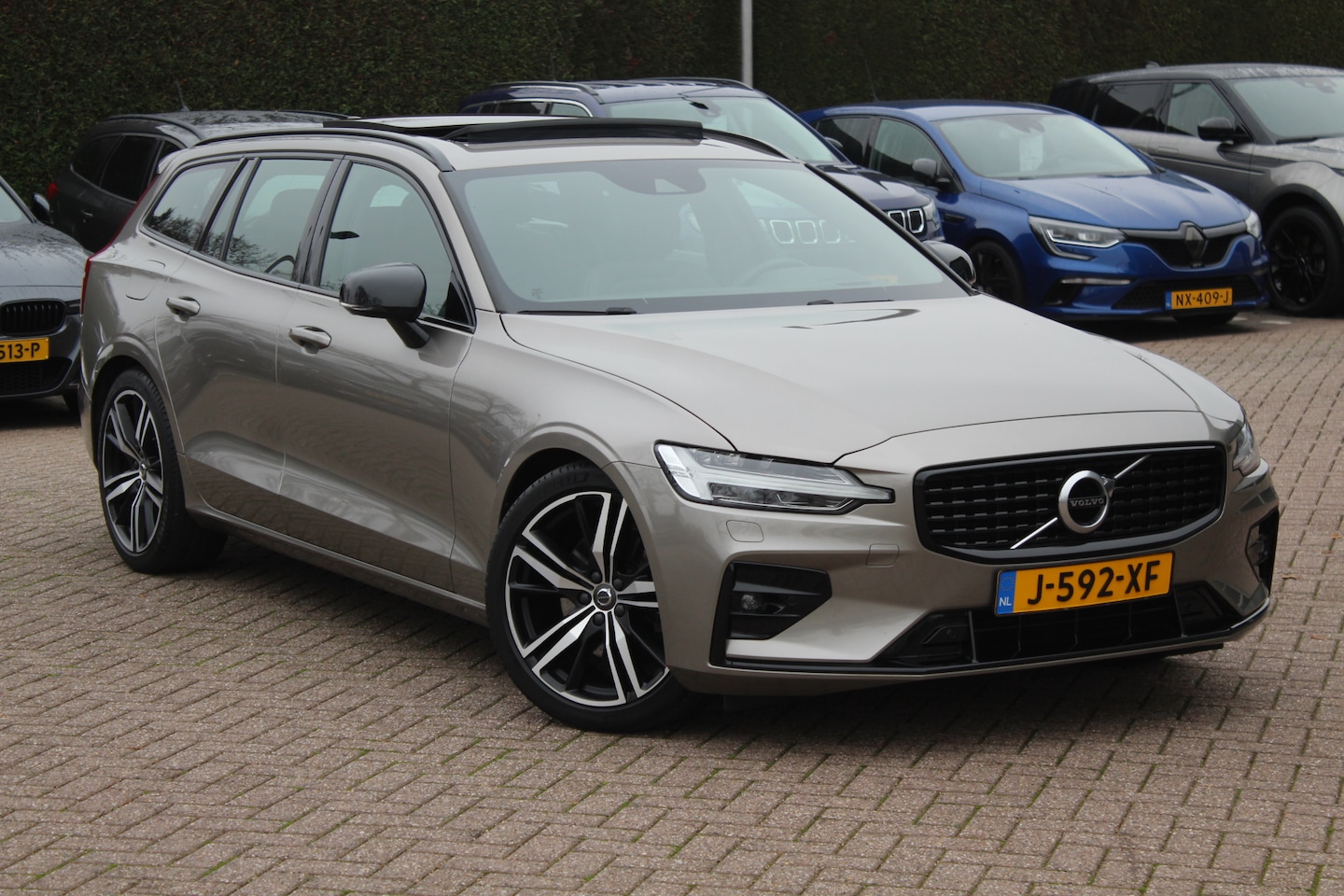 Volvo V60 - 2.0 B4 R-Design / Panoramadak / Camera / Head-up / Leder / Keyless / 19'' / ACC / Dodehoek - AutoWereld.nl