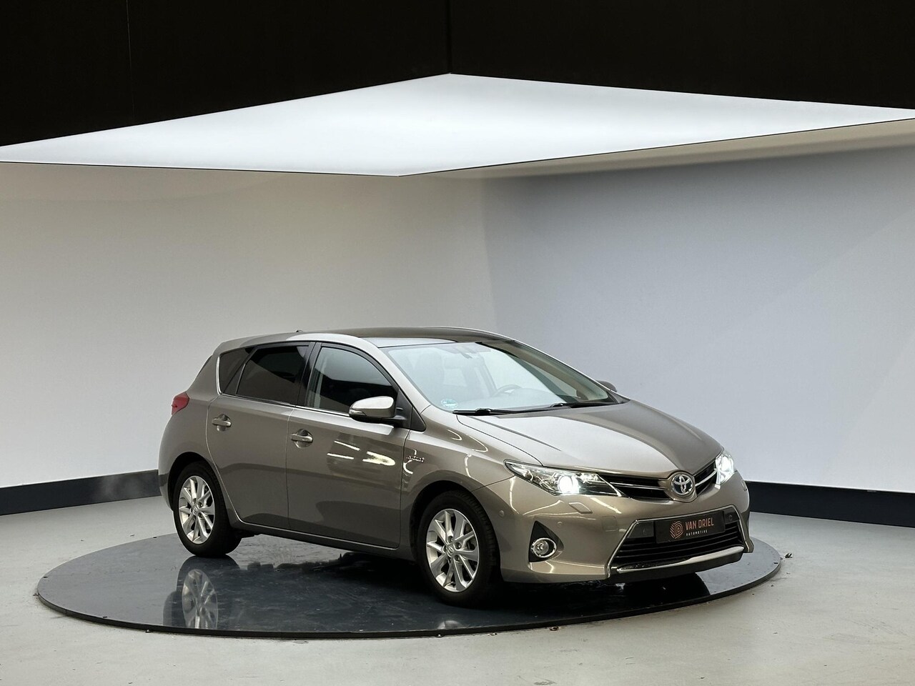 Toyota Auris - 1.8 Hybrid Lease+ | Panoramadak| Cam achter| Trekhaak - AutoWereld.nl