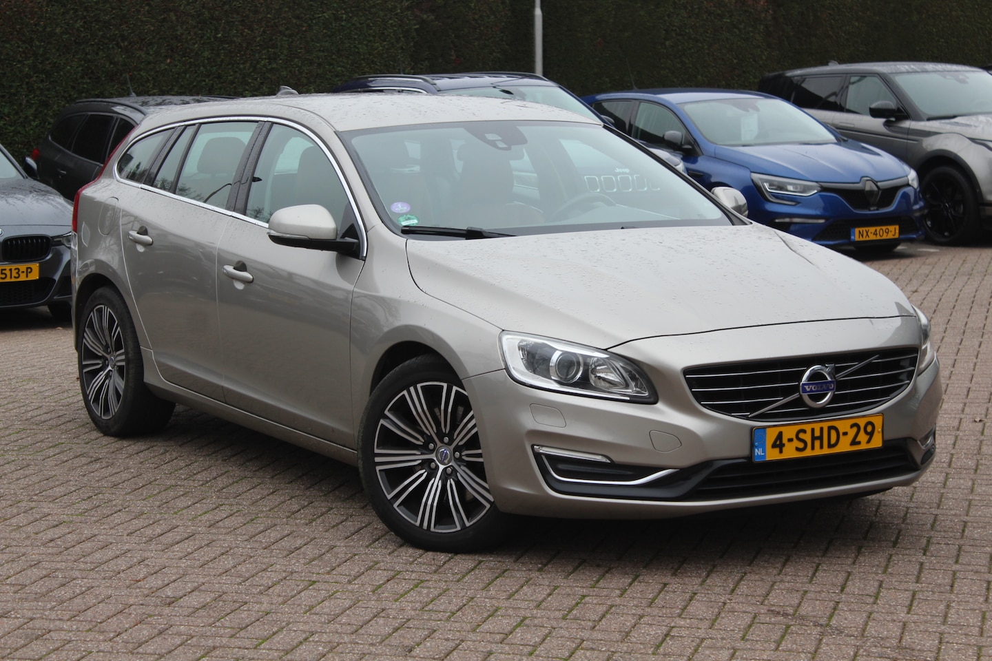 Volvo V60 - 2.4 D6 AWD Plug-In Hybrid Summum / Trekhaak / Leder / Navigatie / Parkeerhulp achter / Pre - AutoWereld.nl