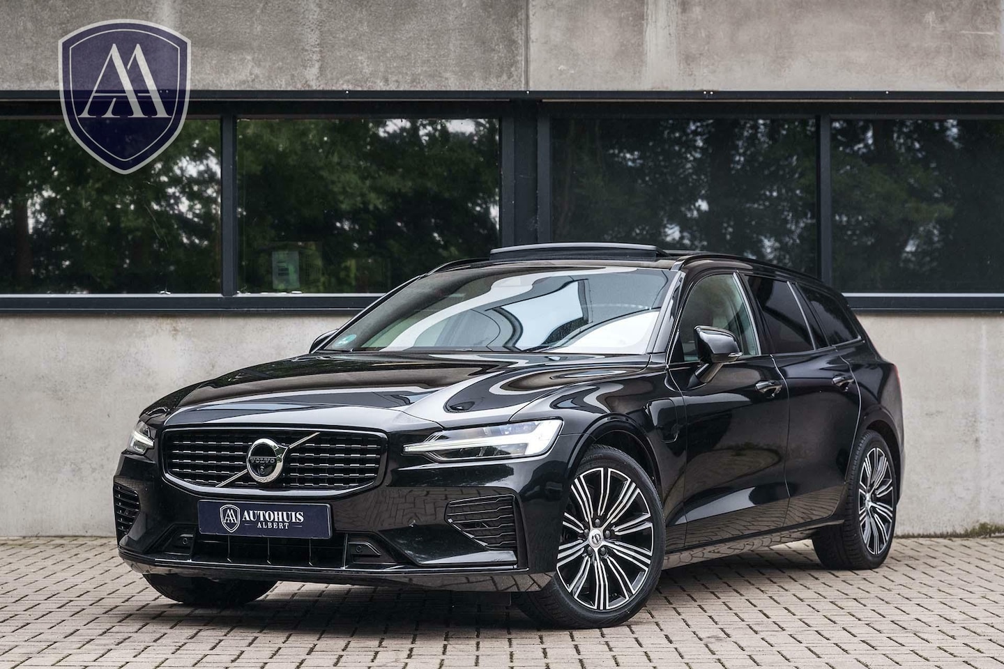 Volvo V60 - 2.0 T6 Recharge AWD R-Design Pano 360c H&K Trekhaak - AutoWereld.nl