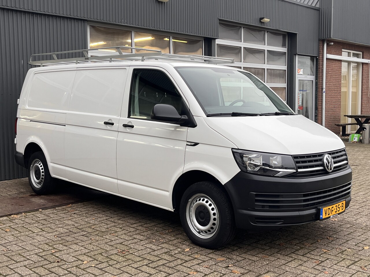 Volkswagen Transporter - 2.0 TDI L2H1 2x Schuifdeur Airco Trekhaak 2200kg Imperiaal Telefoonvoorbereiding Navigatie - AutoWereld.nl