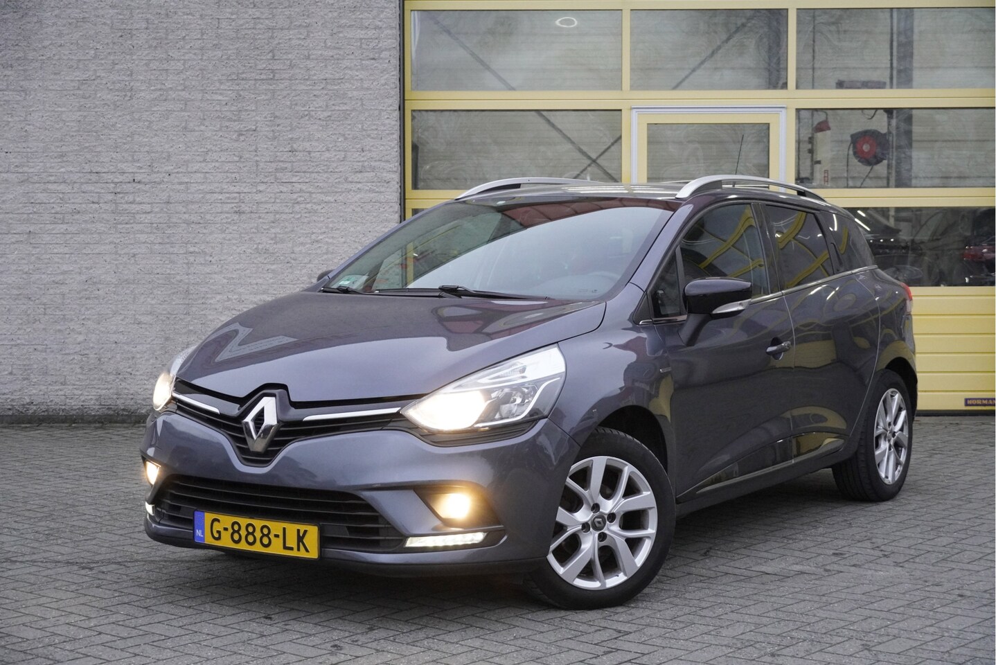 Renault Clio Estate - 0.9 TCe Limited BJ2019 Lmv 16" | Led | Pdc | Navi | Keyless entry | Airco | Cruise control - AutoWereld.nl