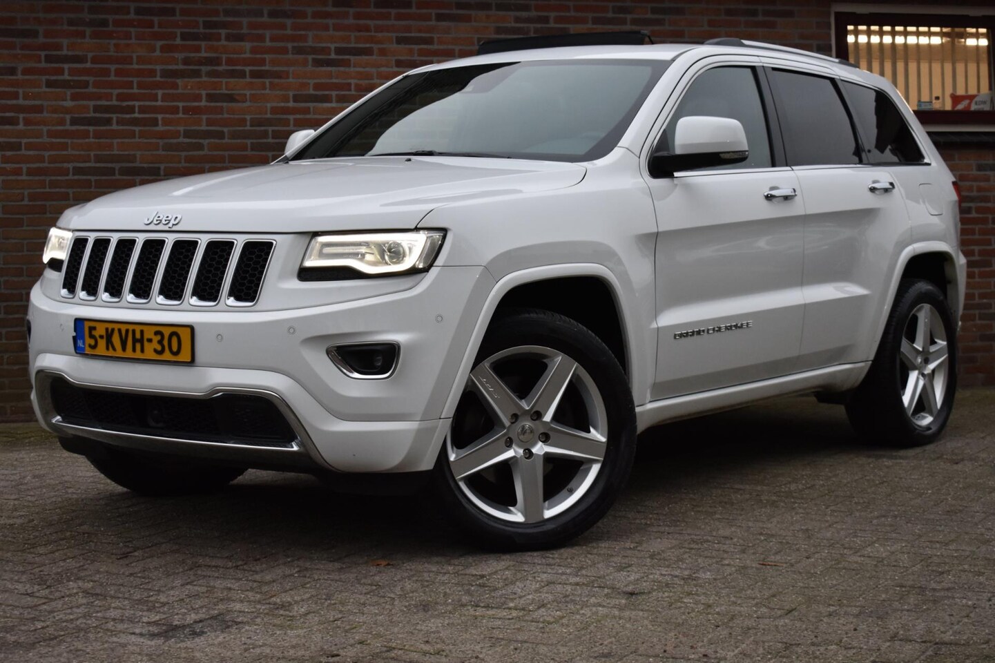 Jeep Grand Cherokee - 3.0 CRD Overland '13 Xenon Leder Pano Clima Navi Cruise Inruil mogelijk - AutoWereld.nl