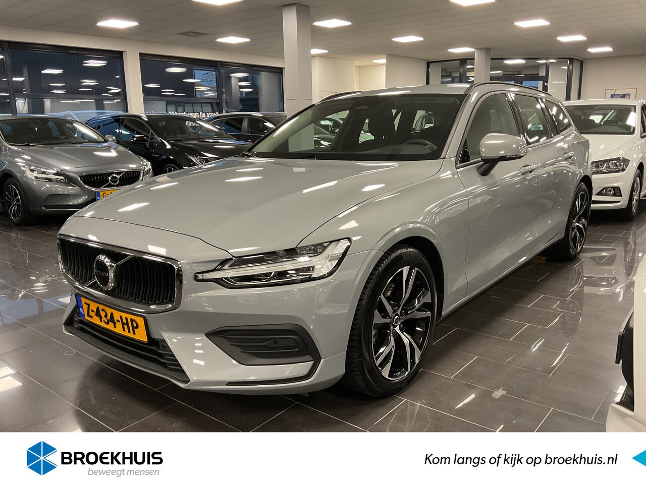 Volvo V60 - B3 Essential Edition | Driver Assist Pack | Climate Pack | 18" lichtmetaal | Trekhaak | - AutoWereld.nl