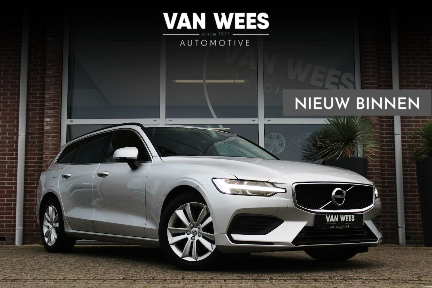 Volvo V60 - 2.0 D3 Momentum | Automaat | 1e eigenaar | BTW auto | LED | Stuurverwarming | Stoelverwarm - AutoWereld.nl