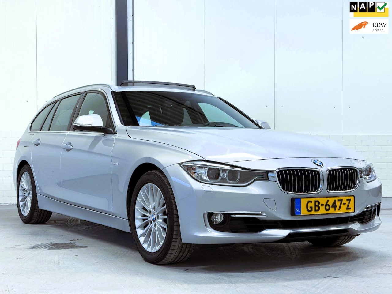 BMW 3-serie Touring - 320i High Executive Pano|Keyless\Eindejaarsactie - AutoWereld.nl