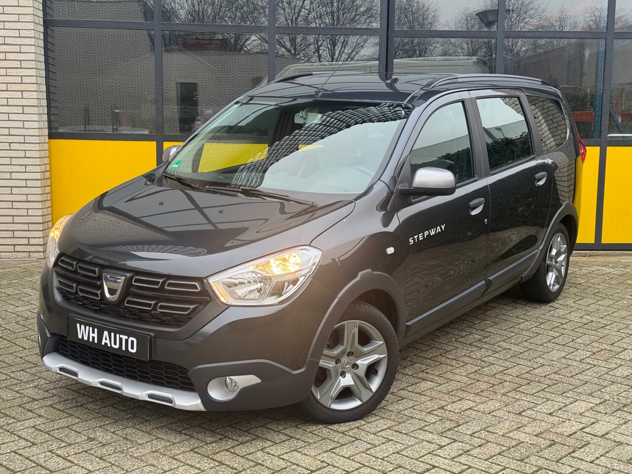 Dacia Lodgy - Stepway 7p. Camera, Stoelverwarming, Navi, 4 seizoenen banden en standkachel - AutoWereld.nl