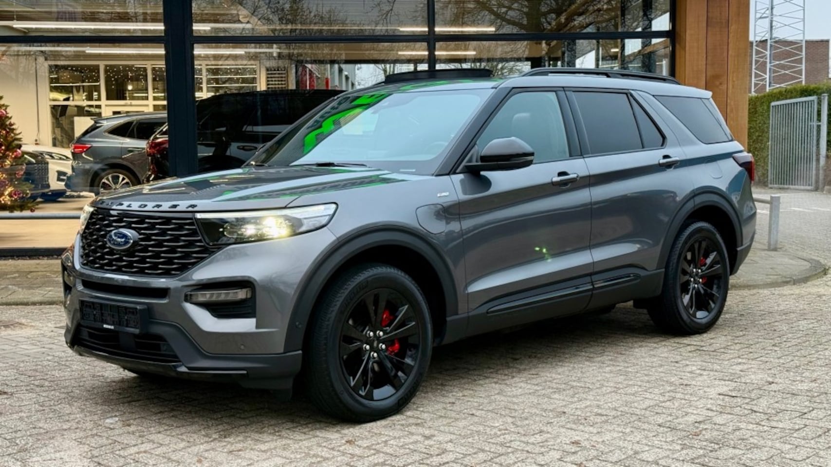 Ford Explorer - 3.0 V6 EB PHEV ST-LINE / SMOKE PACK / TREKHAAK 7p - AutoWereld.nl