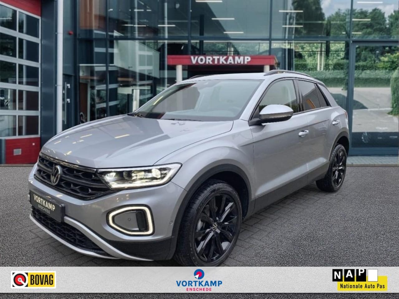 Volkswagen T-Roc - 1.5 TSI DSG LIFE EDITION BLACK STYLE TREKHAAK/LED/CAMERA/ACC/KEY - AutoWereld.nl