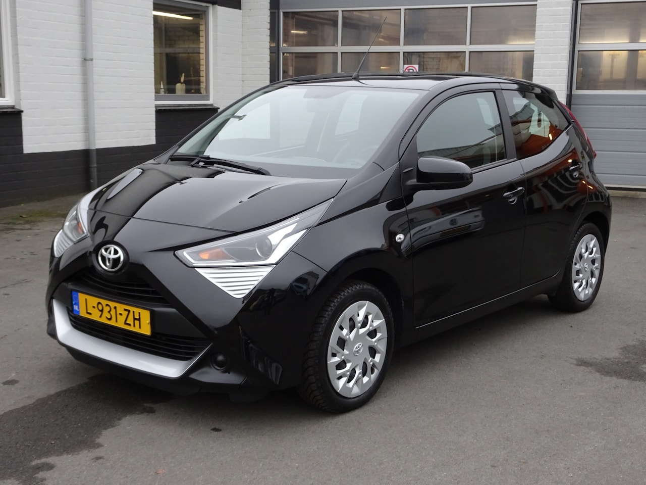 Toyota Aygo - 1.0 VVT-i x-play Airco, achteruitrij camera, apple car-play, elektrische ramen, centrale v - AutoWereld.nl