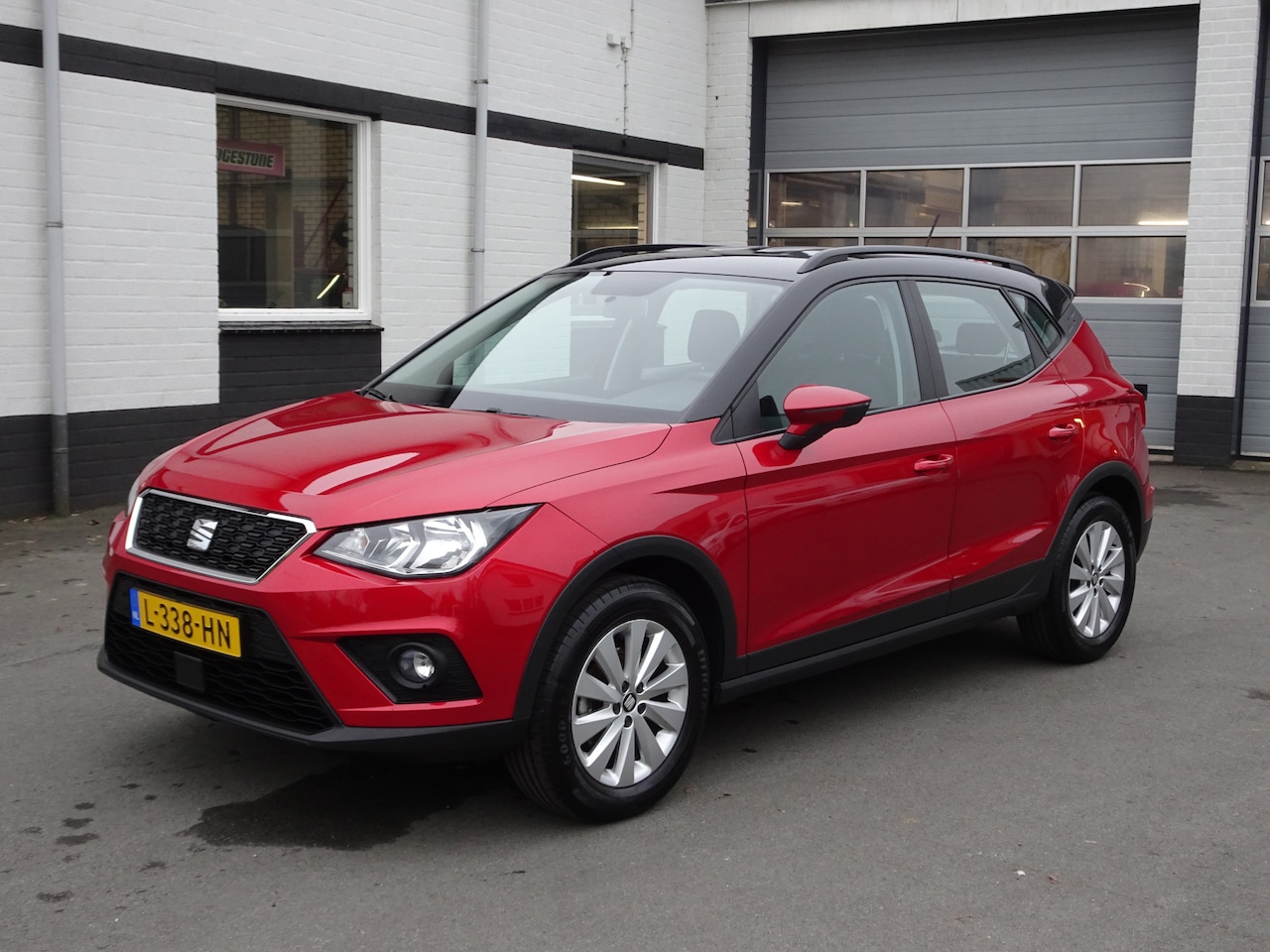 Seat Arona - 1.0 TSI Style Navigatie via Car-play, cruise controle, airco, licht metalen velgen, parkee - AutoWereld.nl