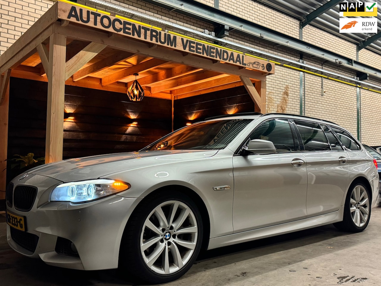 BMW 5-serie Touring - 520d High Executive 3X M-SPORT PANO/TREKHAAK/KEYLESS - AutoWereld.nl