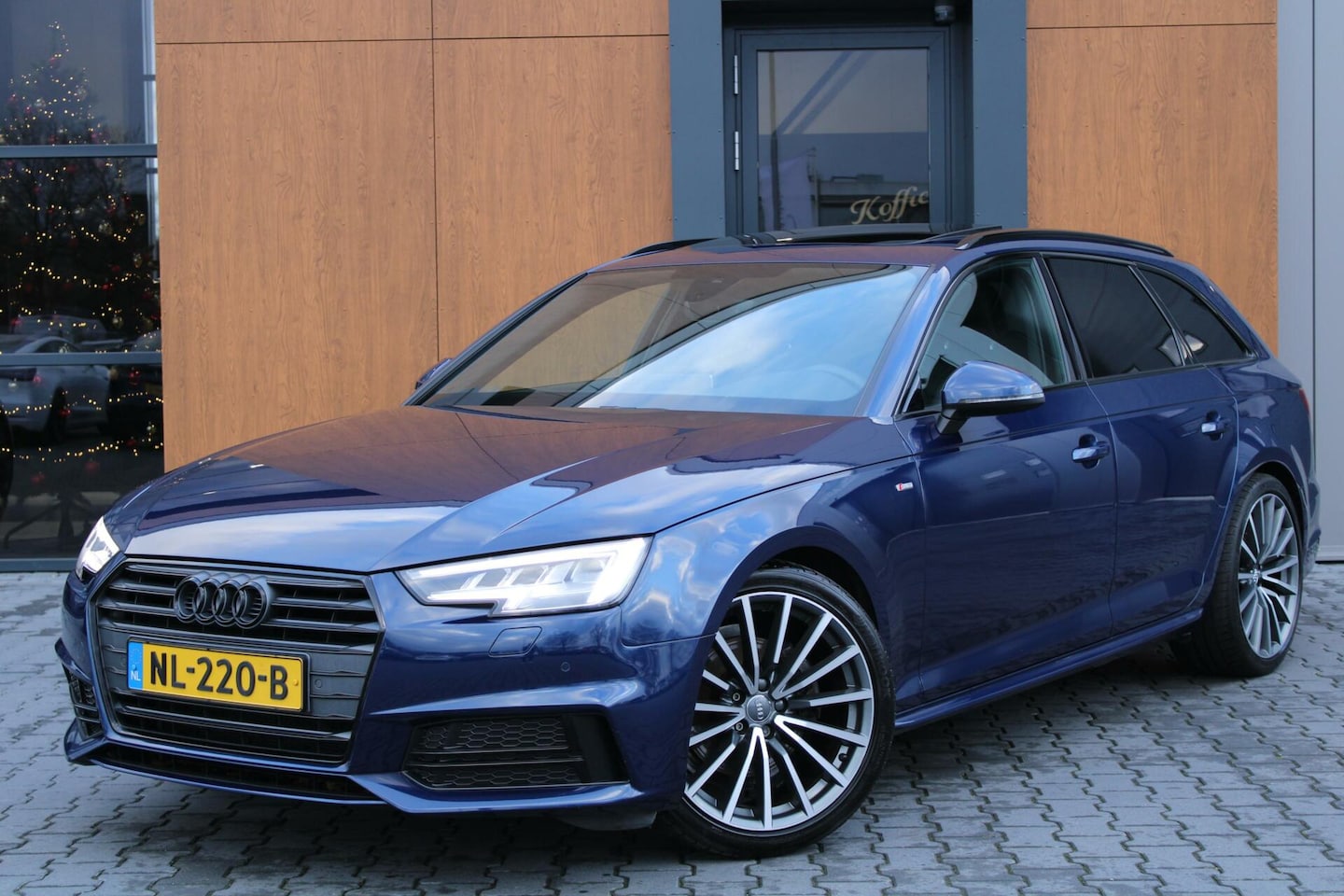 Audi A4 - 1.4TFSI S-tronic | S-Line | Pano | Matrix LED | Trekhaak - AutoWereld.nl