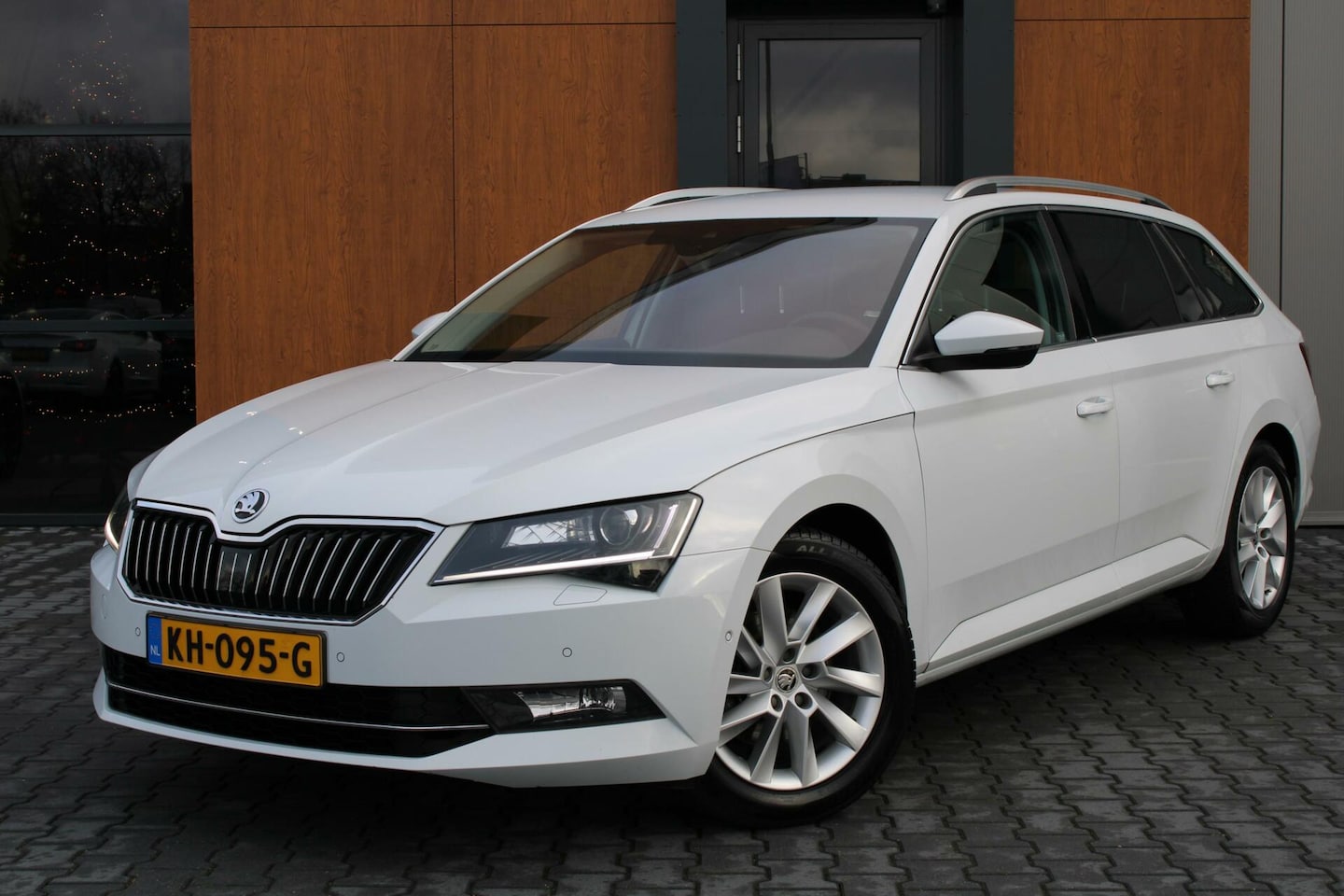 Skoda Superb Combi - 1.6 TDI Style Business | Xenon | Canton audio - AutoWereld.nl