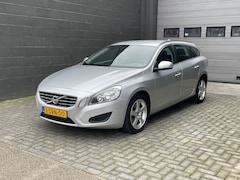 Volvo V60 - 1.6 T4 R-Design | Automaat | Airco | Navigatie | PDC | All-season |