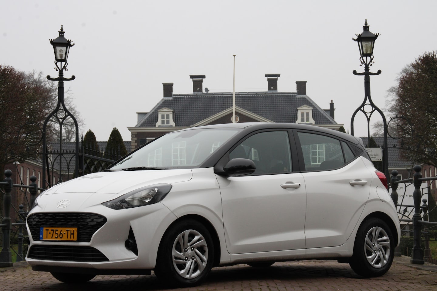 Hyundai i10 - 1.0 BI-TONE | NL-AUTO! | CRUISE | LED | APPLE CARPLAY & ANDROID AUTO | DEALER ONDERHOUDEN! - AutoWereld.nl