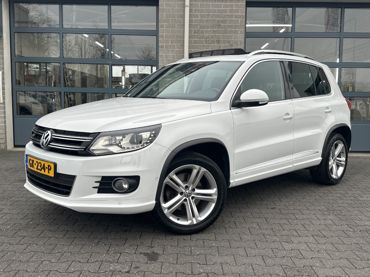 Volkswagen Tiguan - 1.4 TSI R-Line Edition | 1E EIGENAAR | TREKHAAK | - AutoWereld.nl