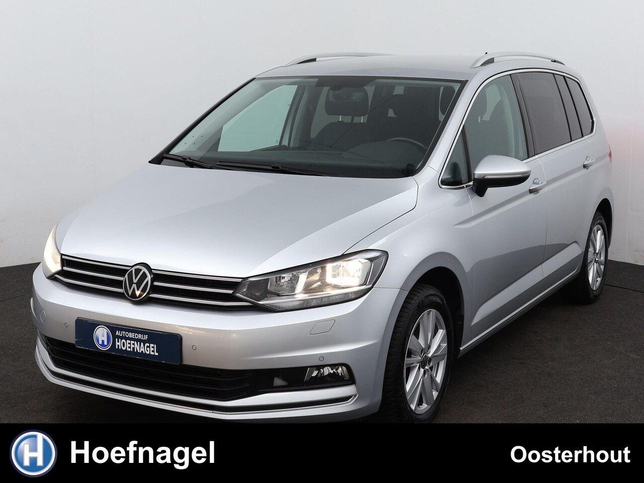 Volkswagen Touran - 1.5 TSI Highline Automaat | Stoelverwarming | Adaptive Cruise Control | Parkeersensoren | - AutoWereld.nl