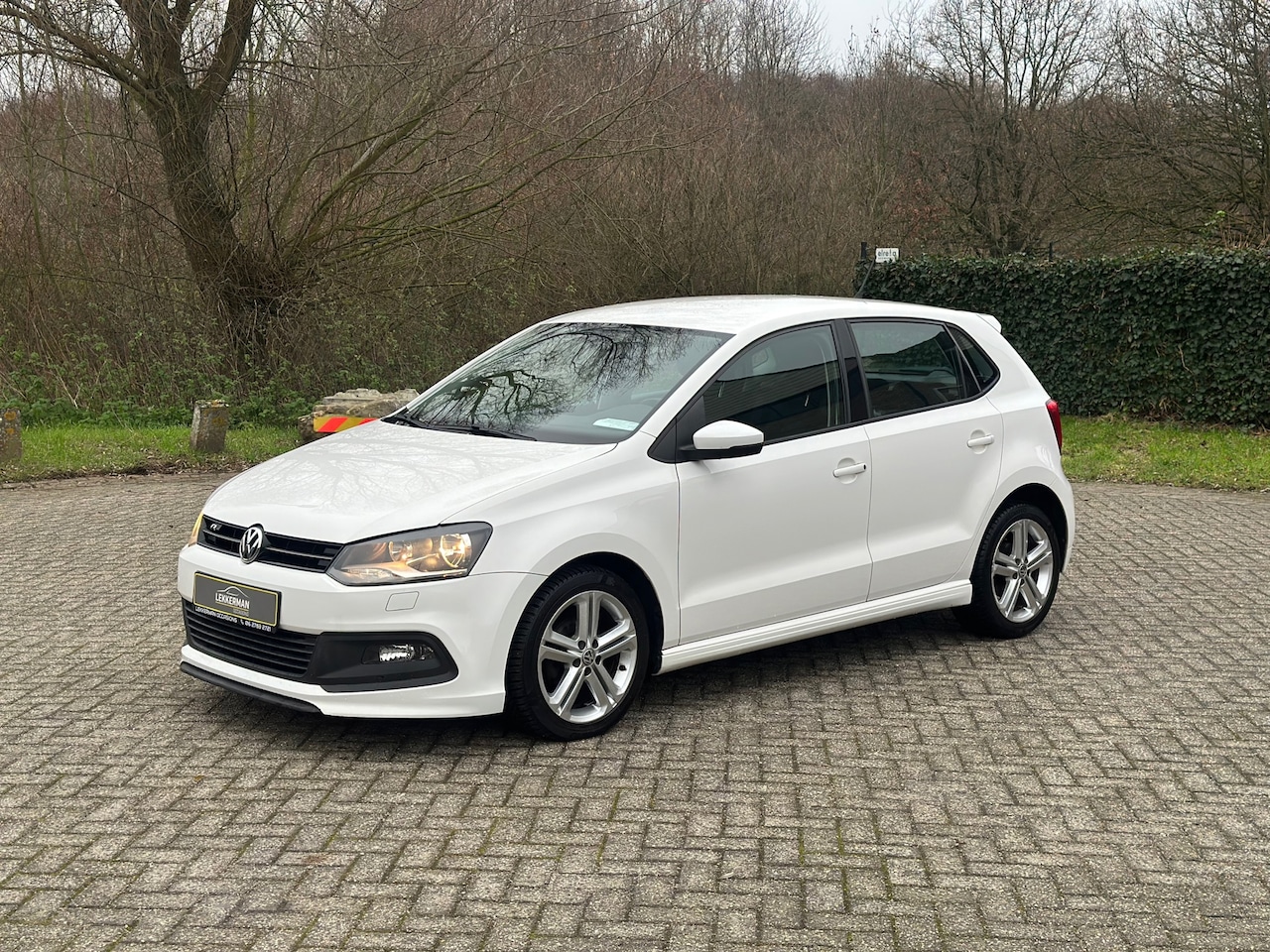 Volkswagen Polo - 1.2 TSI R-LINE I STOELVERW I 90PK I AIRCO I ONDERHOUD COMP. - AutoWereld.nl