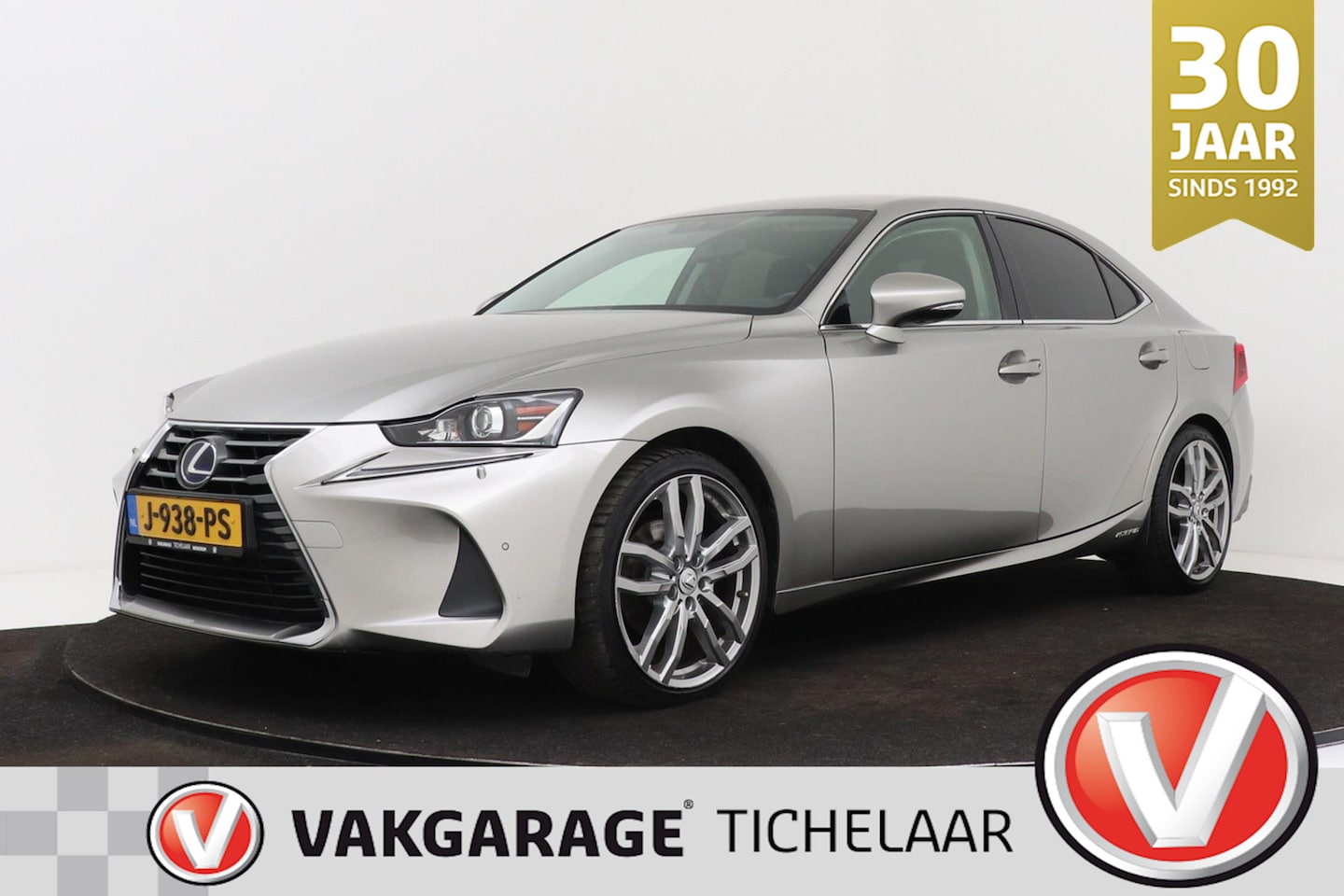 Lexus IS - 300h Hybrid | Navigatie | 19" Velgen | PDC V+A | Voorruitverwarming | - AutoWereld.nl