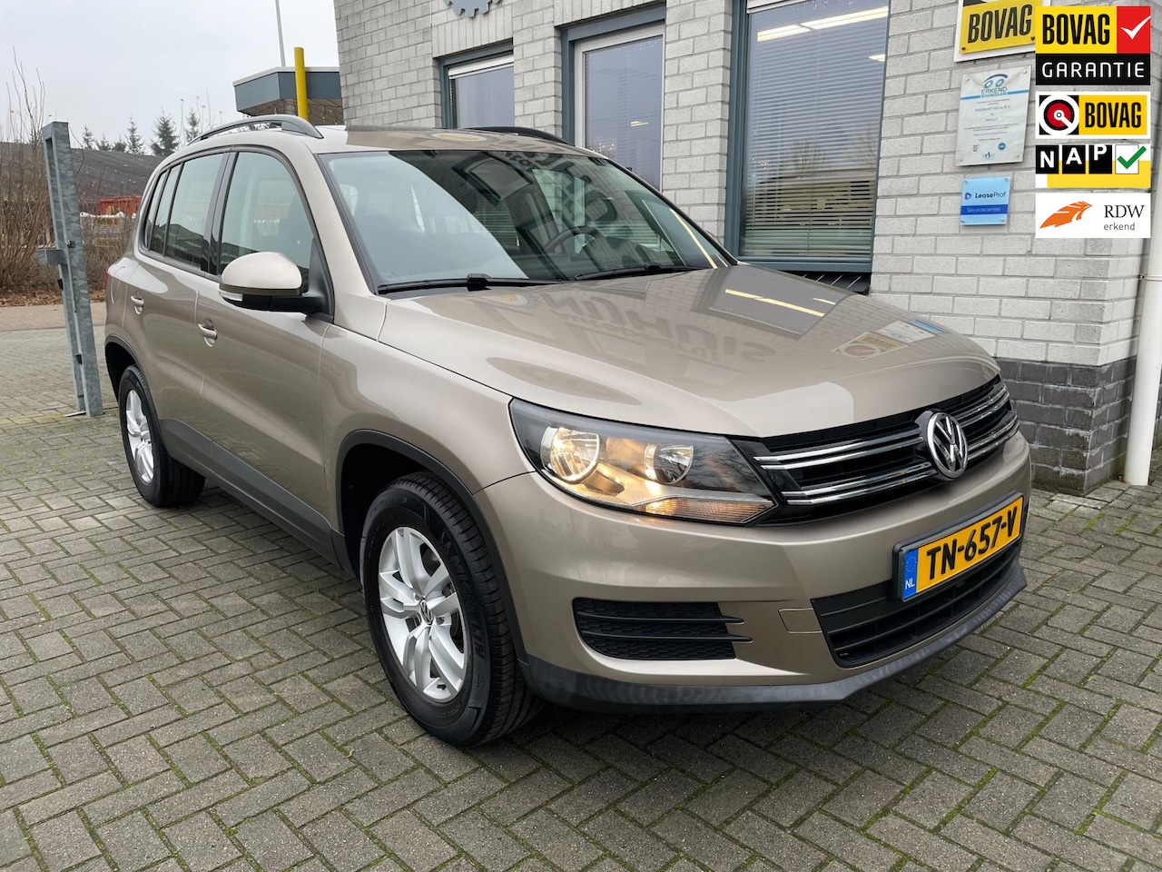 Volkswagen Tiguan - 1.4 TSI Sport&Style R-line Edition / Trekhaak zwenkbaar / Schuif- kanteldak / Telefoon / N - AutoWereld.nl