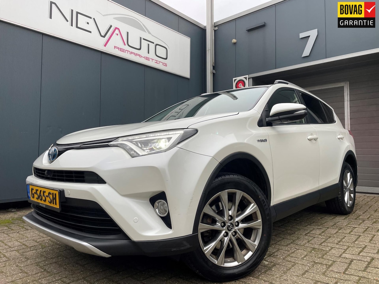 Toyota RAV4 - 2.5 Hybrid AWD Executive 197PK Schuifkanteldak Trekhaak All-seasonbanden JBL - AutoWereld.nl