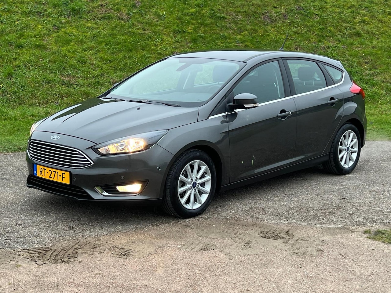 Ford Focus - 1.0 Titanium Handgeschakeld -  Airco - Trekhaak - Dealer onderhouden Auto - AutoWereld.nl