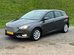 Ford Focus - 1.0 Titanium Handgeschakeld - Airco - Trekhaak - Dealer onderhouden Auto